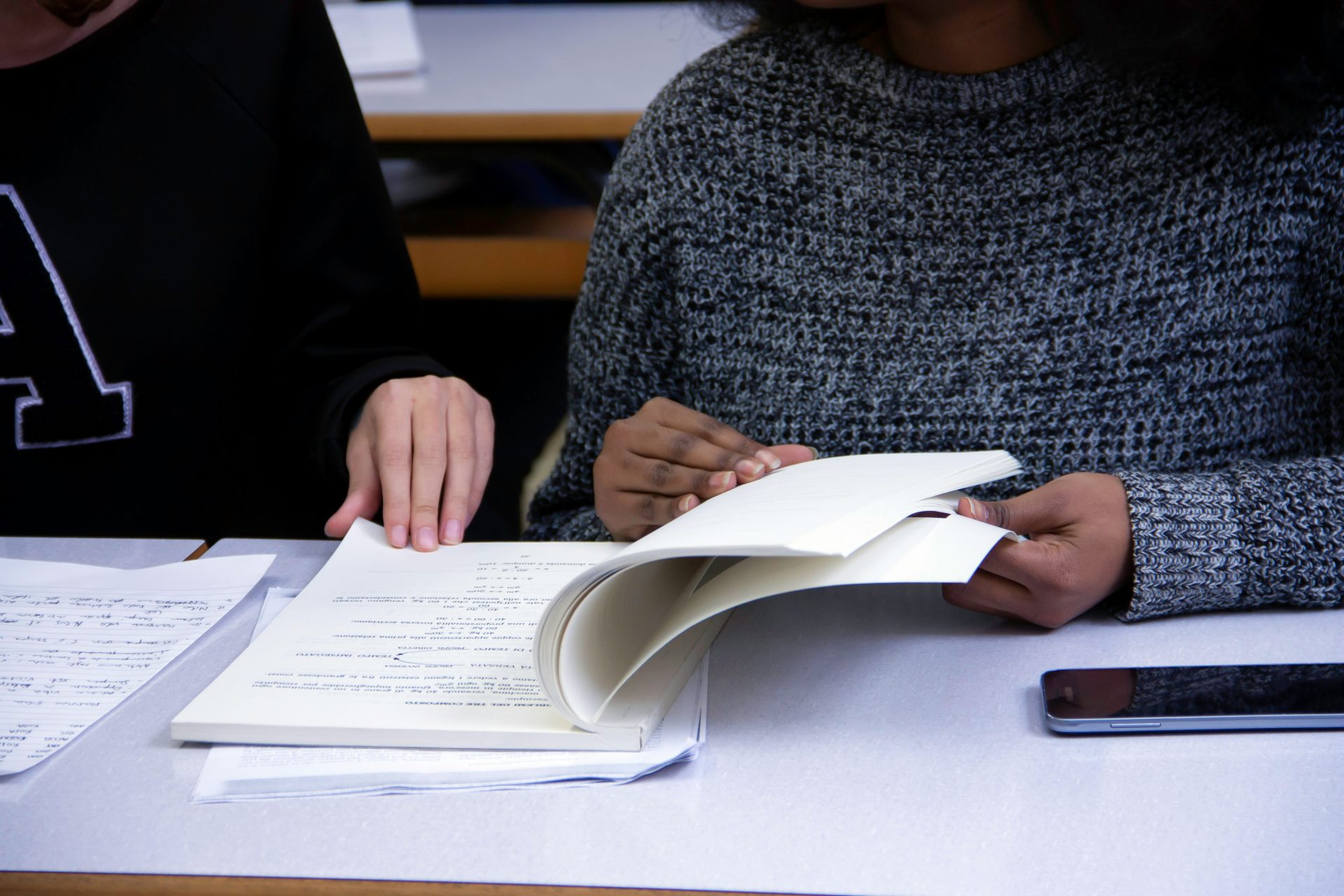 femme tournant la page d'un livre