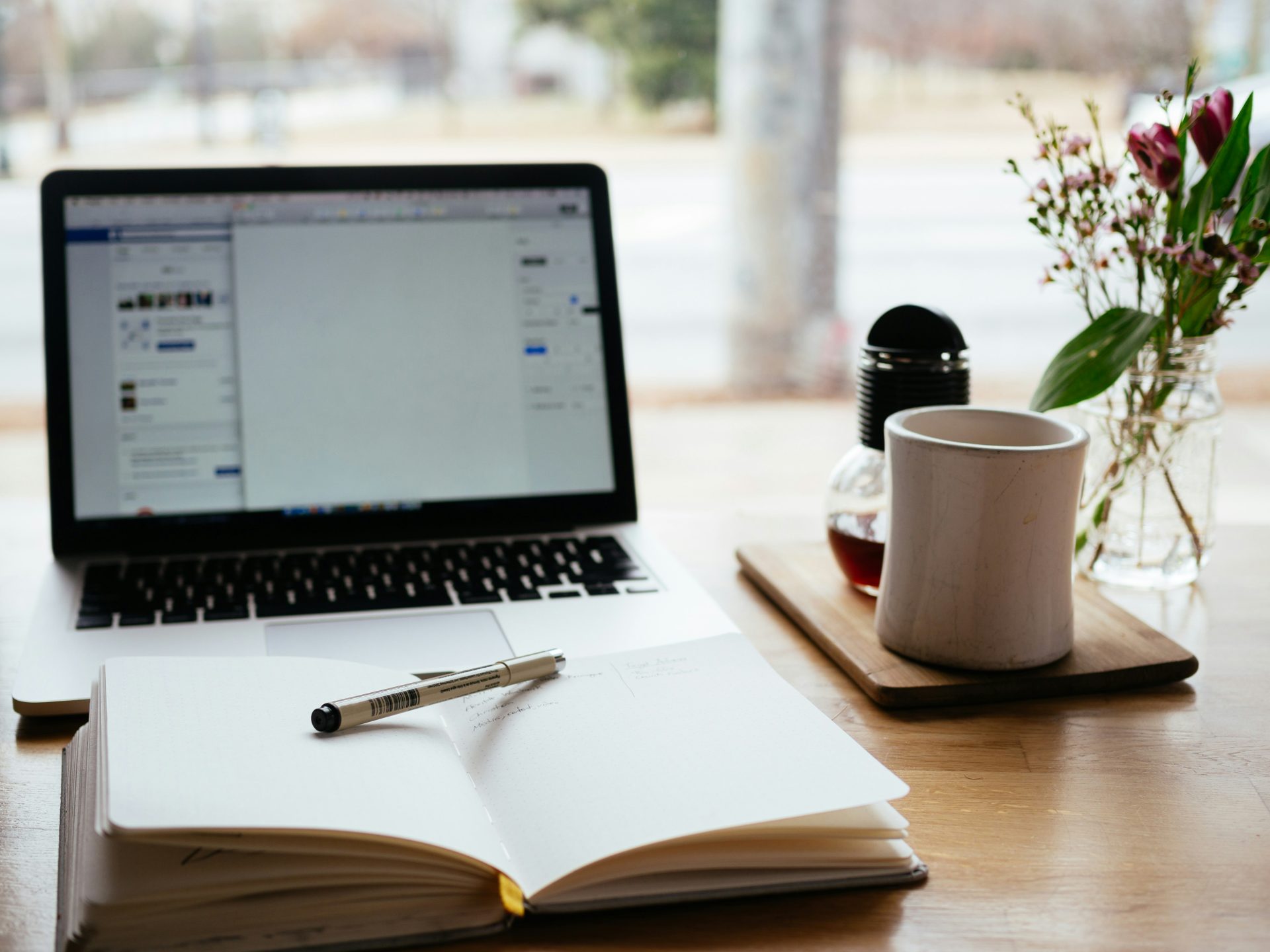 MacBook Pro presque blanc, livre ouvert