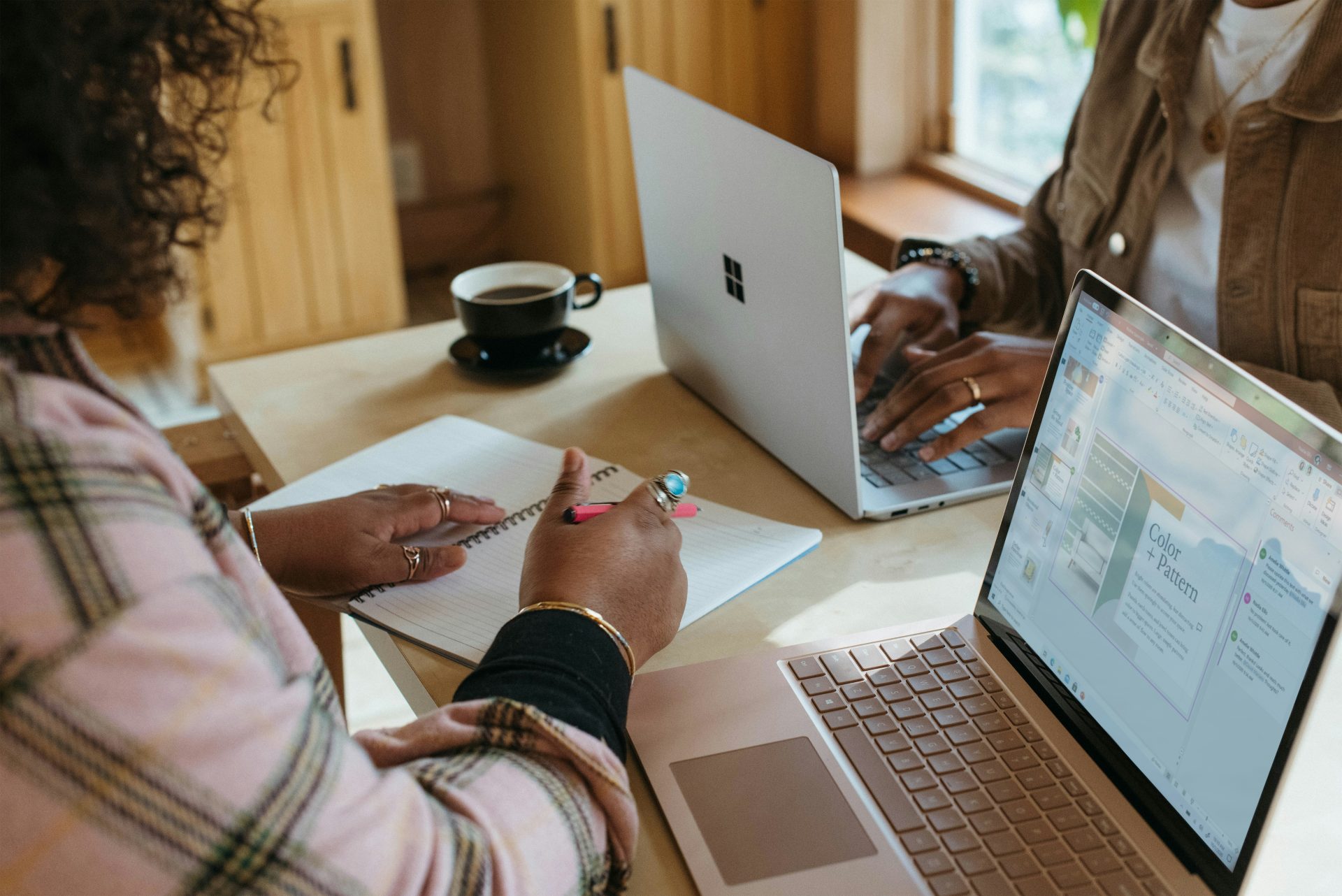 personne utilisant un appareil Surface