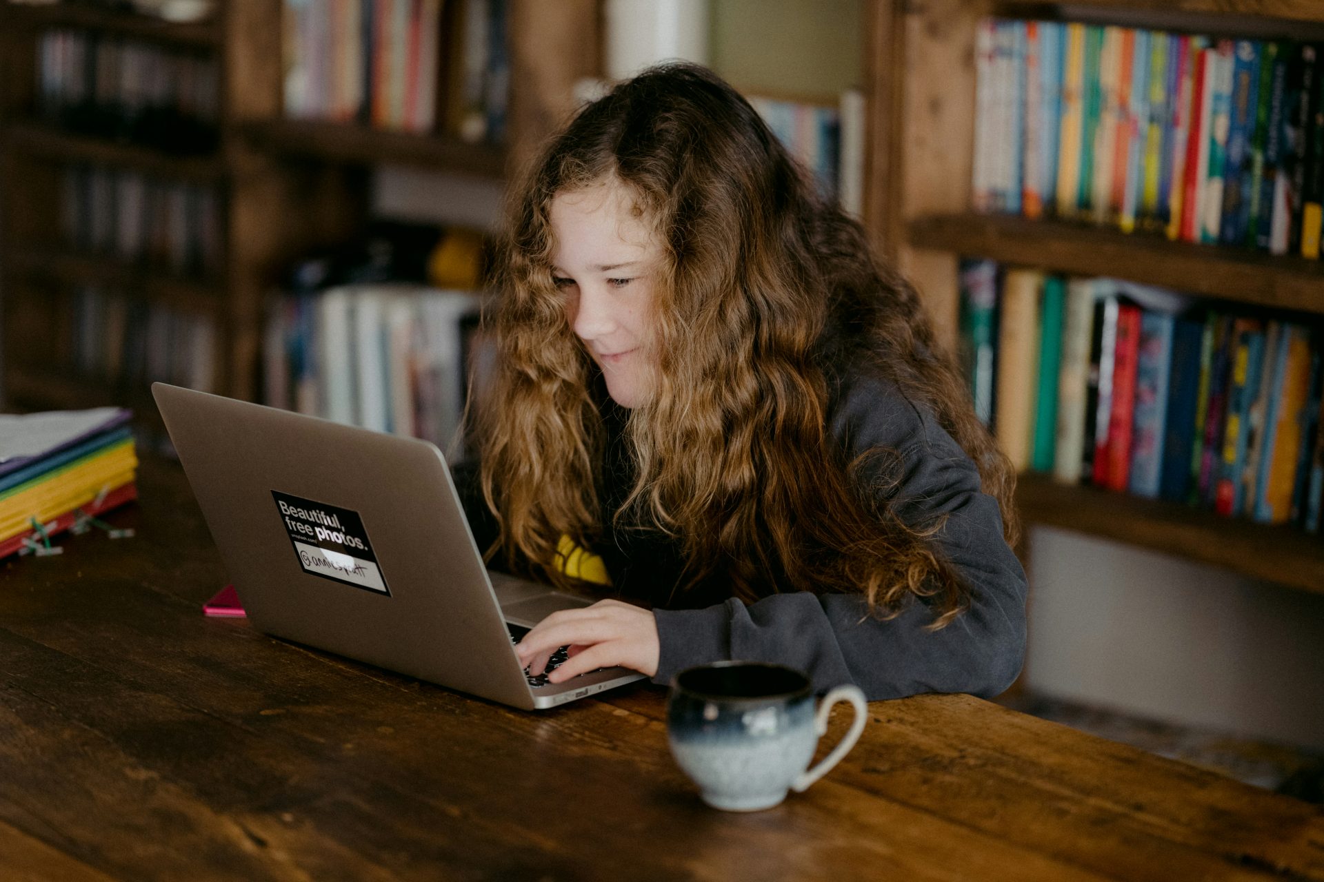femme en veste noire utilisant un MacBook Pro
